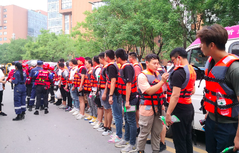 抗洪救災(zāi)，義賣三天，所得全部捐獻受災(zāi)區(qū)域